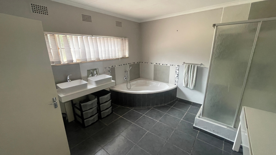 3 Bedroom Property for Sale in Harpington A H North West